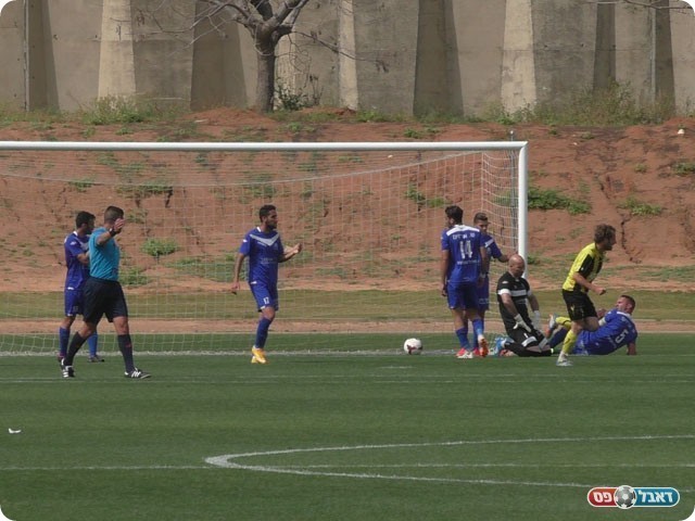 שער נדיר. הכדור ברשת (שקד מורג)